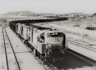 Moura coal train at Barney Point wharf